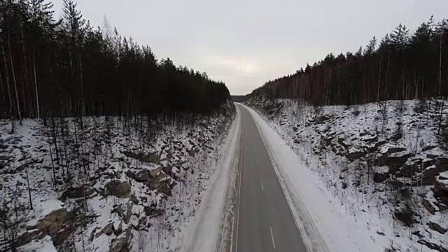 在冬天，汽车在公路上行驶。鸟瞰图视频下载