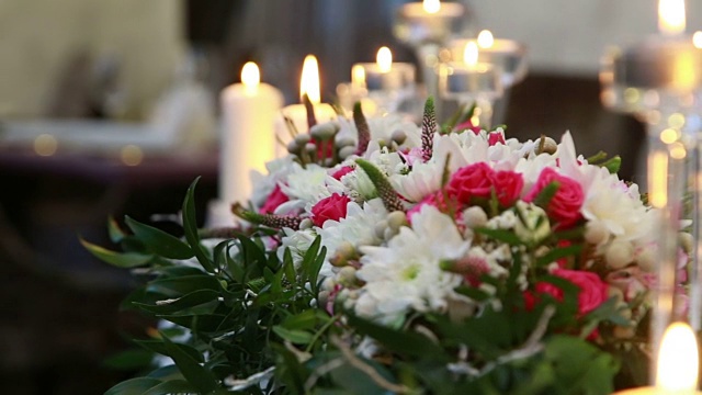 豪华餐厅婚宴服务餐桌装饰鲜花和蜡烛视频下载