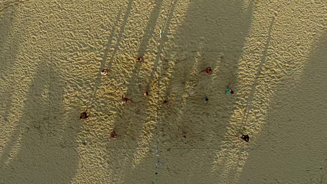 人们在沙滩上打排球，从上面看视频下载