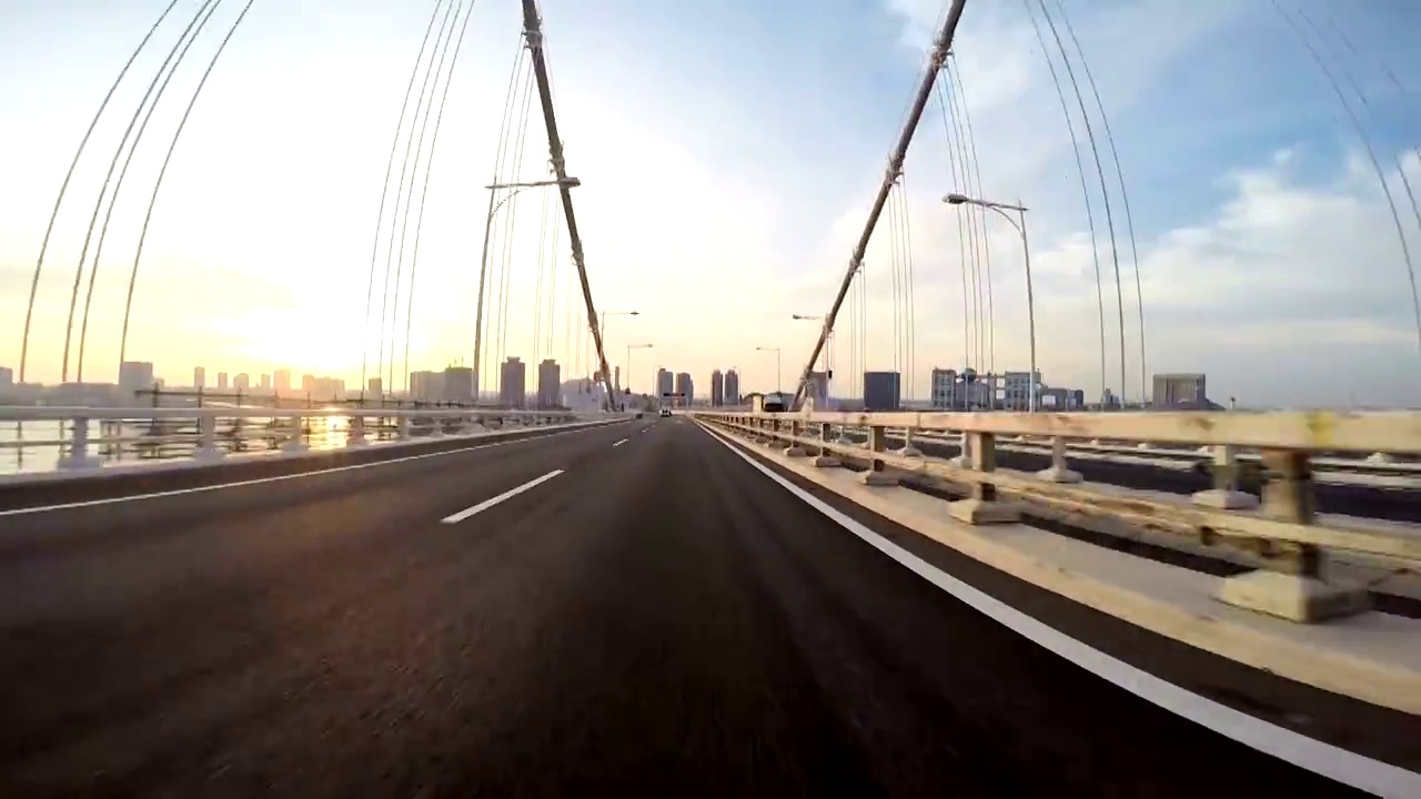 司机正朝着彩虹桥的日出方向行驶。视频素材