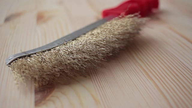 钢丝刷工具隔离在木桌上视频下载