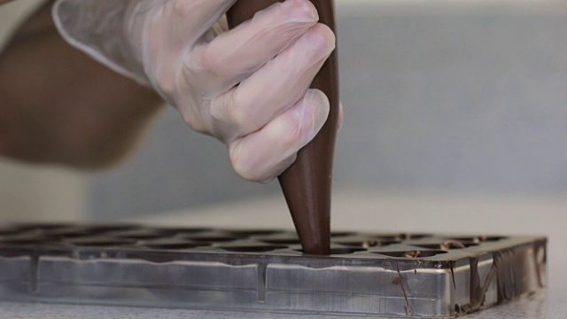 女性手制作巧克力糖果的特写视频下载