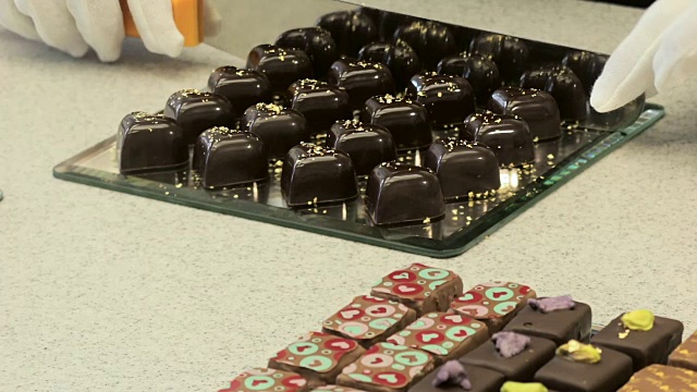 巧克力糖果与黄金准备出售视频下载