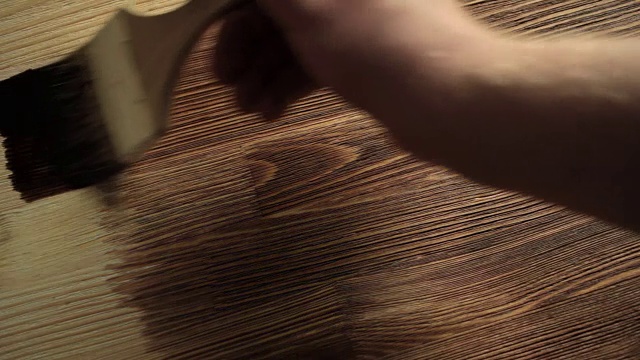 木画用刷子刷成棕色视频素材