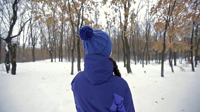 在冬季公园散步的女人视频素材