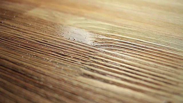 木画用刷子刷成棕色视频素材