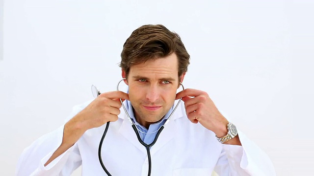 医生脱下来，戴上听诊器视频素材