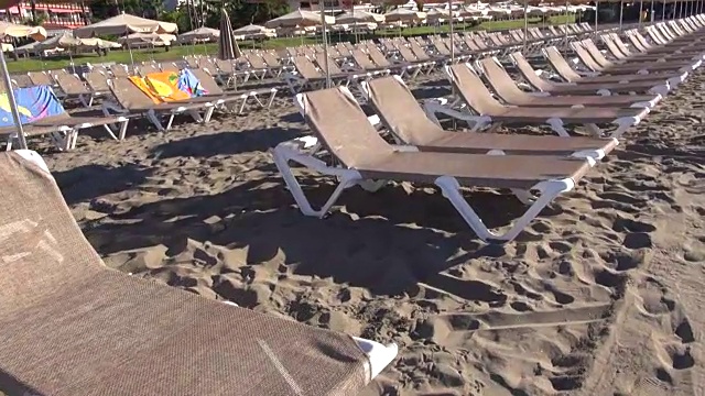 沙滩和日光浴床视频素材