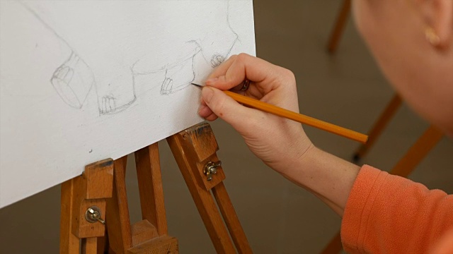 女艺术家在画室里画铅笔画视频下载