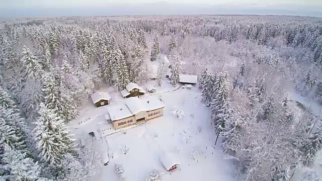 鸟瞰图美丽的白色城市在雪视频素材