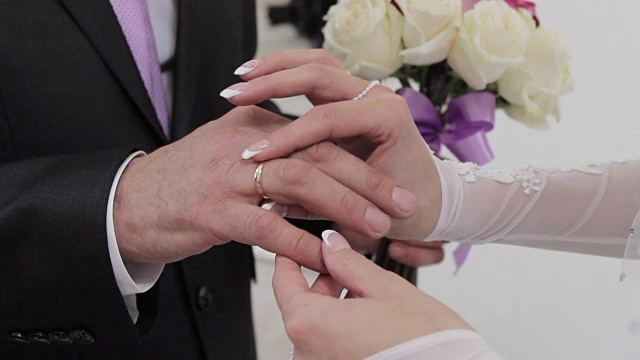 戒指新娘新郎礼服，戒指，特写，婚礼，新娘和新郎的手，浪漫和传统的爱视频下载