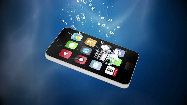 手机掉进水里视频素材