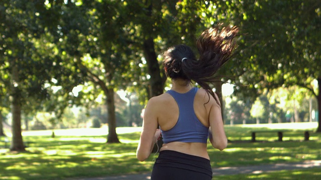 在公园里跑步的黑发女人视频素材
