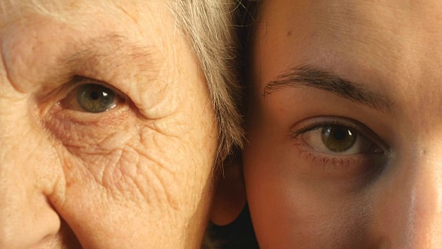 年老和年轻的眼睛-祖母和孙女一起看着照相机视频素材