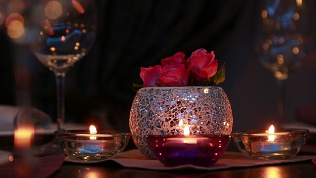 美丽昂贵的餐桌，配上蜡烛和红玫瑰的浪漫晚餐视频下载