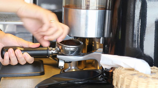 咖啡师正在用研磨机磨咖啡视频素材