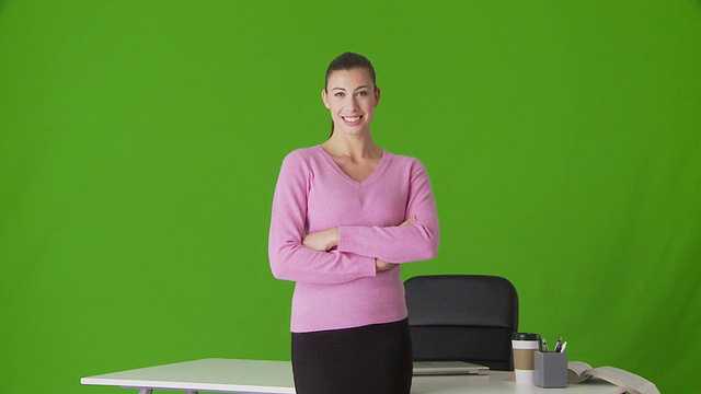 年轻女商人站在办公桌前的肖像视频下载