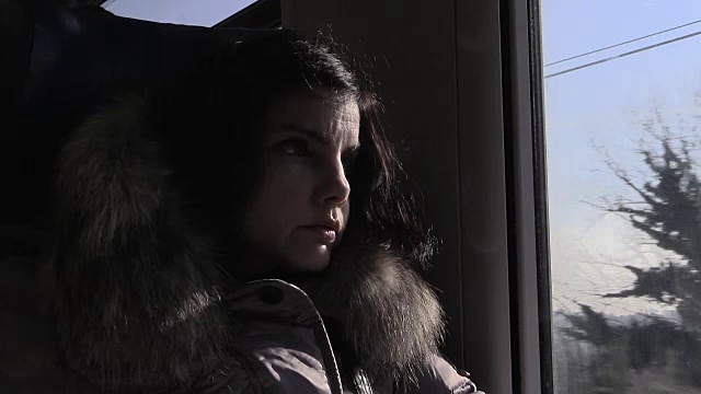 火车上的悲伤女人:在火车上旅行的沮丧女人视频素材