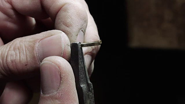 用钳子把金戒指按大小放:工作中的珠宝商视频素材