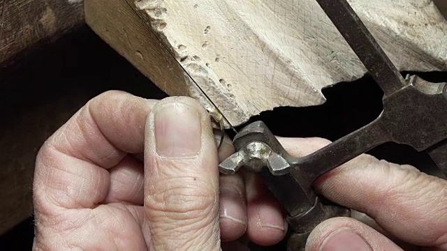 在金戒指上使用锯丝:金匠的工作视频素材