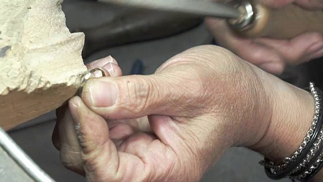 金匠或银匠制造戒指并用锉刀打磨视频素材