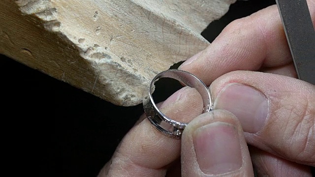 戈德史密斯制作了一枚镶有钻石的金戒指视频素材