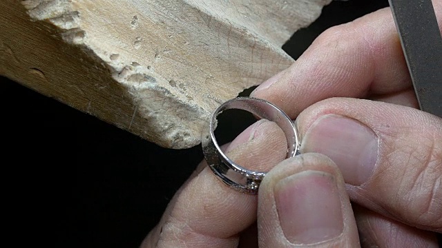 戈德史密斯制作了一枚镶有钻石的金戒指视频素材