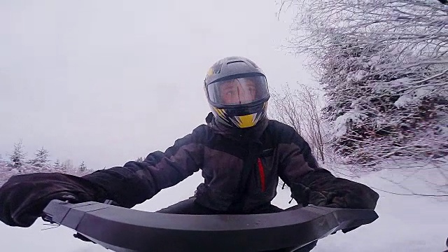 一个快速的雪地摩托司机的特写视频下载