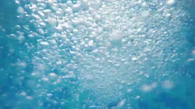 温泉池水下气泡的慢动作视频素材