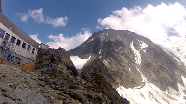 攀登者从太特罗斯营地出发，前往阿尔卑斯山最高峰勃朗峰的colir登山探险视频素材