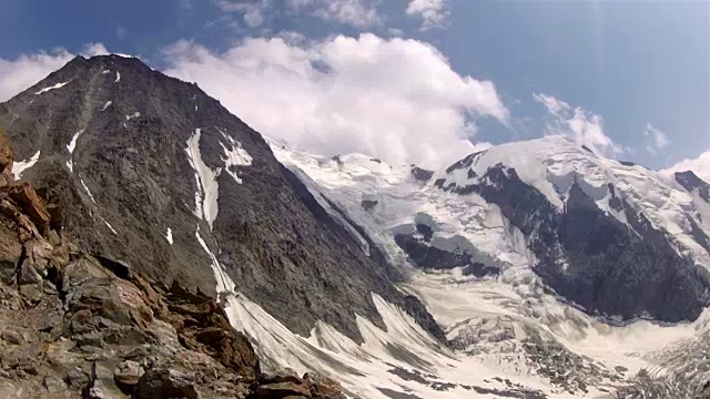 攀登者波夫来自阿尔卑斯山最高峰勃朗峰的太罗斯营地视频素材