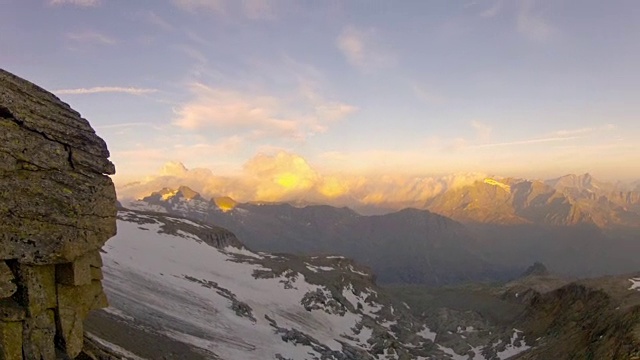 登山者在攀登探险队向阿尔卑斯山最高峰勃朗峰的全景视频素材