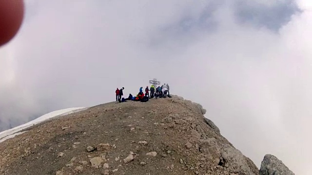 登山队正在接近白云石山脉的马尔莫拉达峰视频素材
