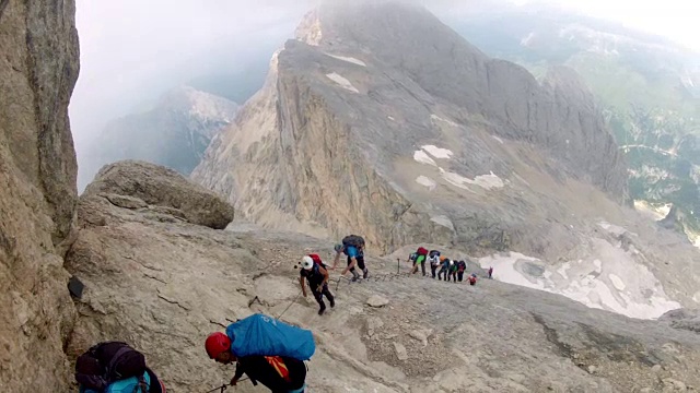 登山者正准备攀登白云石山脉的马尔莫拉达峰视频素材