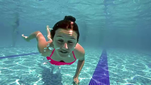 女人在水下慢动作游泳视频下载