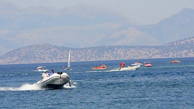 快艇在赛船约2014年8月，科孚，希腊。科孚岛是著名的地中海极限水上运动度假中心。视频素材