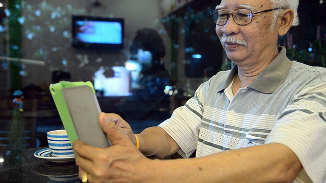 亚洲快乐老人与平板电脑视频素材
