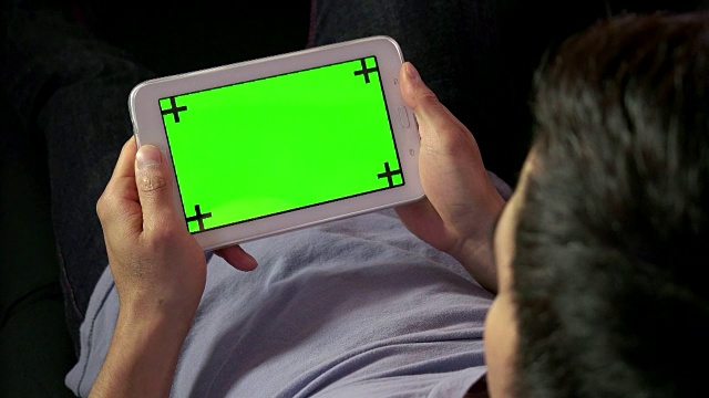 放松在家上网绿屏监控器男人Ipad平板电脑视频素材