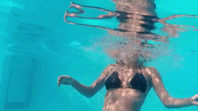 水下美丽的女人游泳的观点视频素材