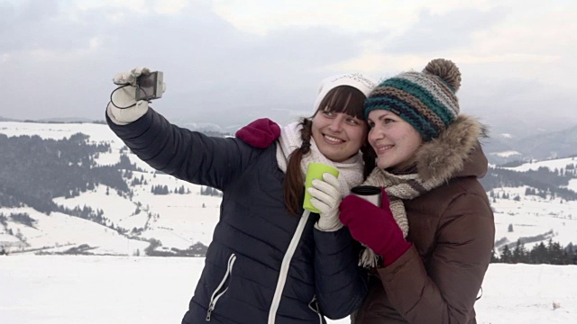 两个女朋友在冬天自拍视频素材