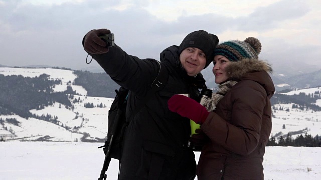 情侣们在冬天自拍视频素材
