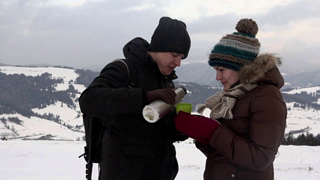 夫妇俩在山上喝茶视频素材
