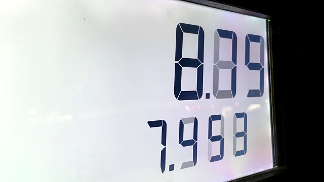 加油站泵筛上的汽油价格上涨视频下载