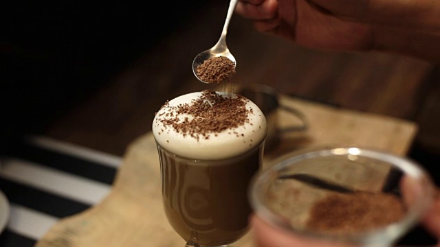 一杯热咖啡加巧克力屑和鲜奶油视频下载