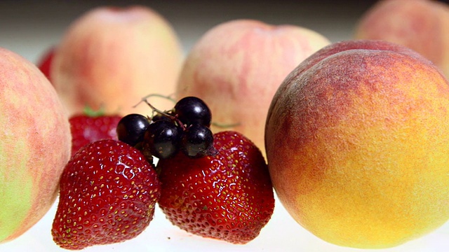多莉:新鲜水果和浆果背景视频下载