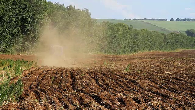 拖拉机耕地领域视频素材