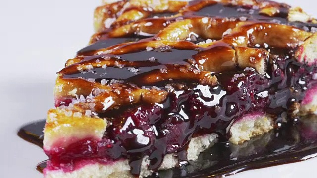 美味的融化巧克力糖浆覆盖樱桃派视频素材