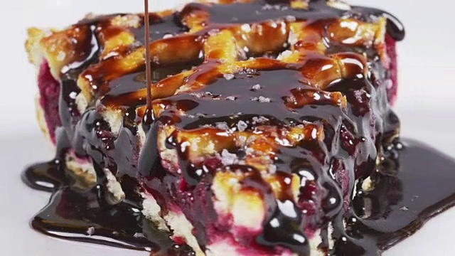 美味的融化巧克力糖浆浇在樱桃派上视频素材