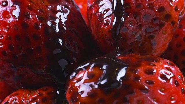 美味的融化巧克力糖浆浇在草莓上视频素材