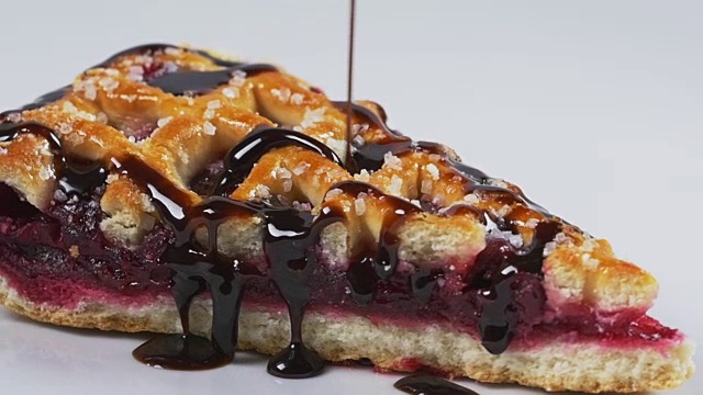 慢镜头中，美味的融化巧克力糖浆倒在樱桃派上视频素材